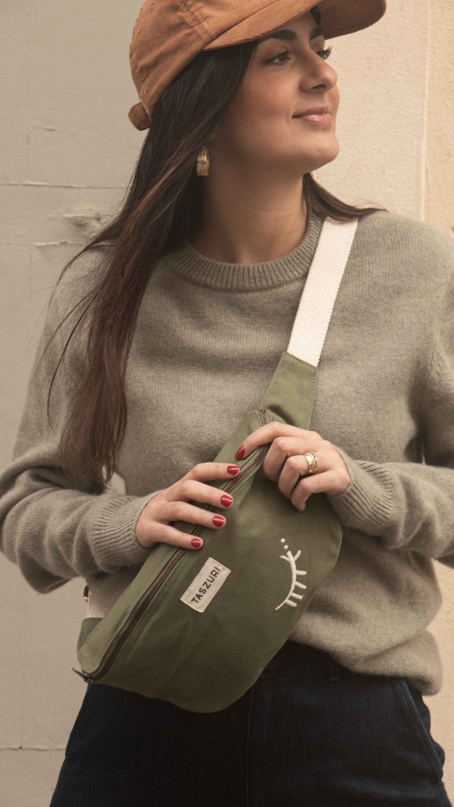 Sac banane azel vert olive et casquette tara caramel  - vue portee zoom sur banane